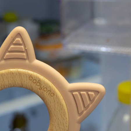 Babyono 1076/02 Gryzak drewniany silikonowy kotek